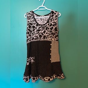 EUC variations tunic. Really cool black and white floral print. Sz L no flaws
